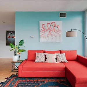 Downtown Core Two Bedroom With Cn Tower View, Free Parking Homestay