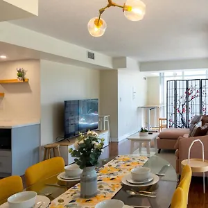 Large 2 Bedrooms Besides Cn Tower Apartment