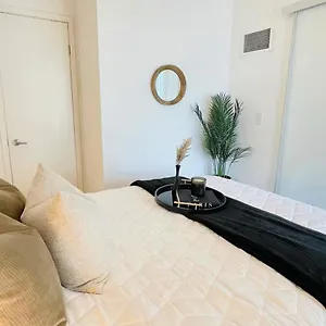 Downtown Near Cn Tower Apartment